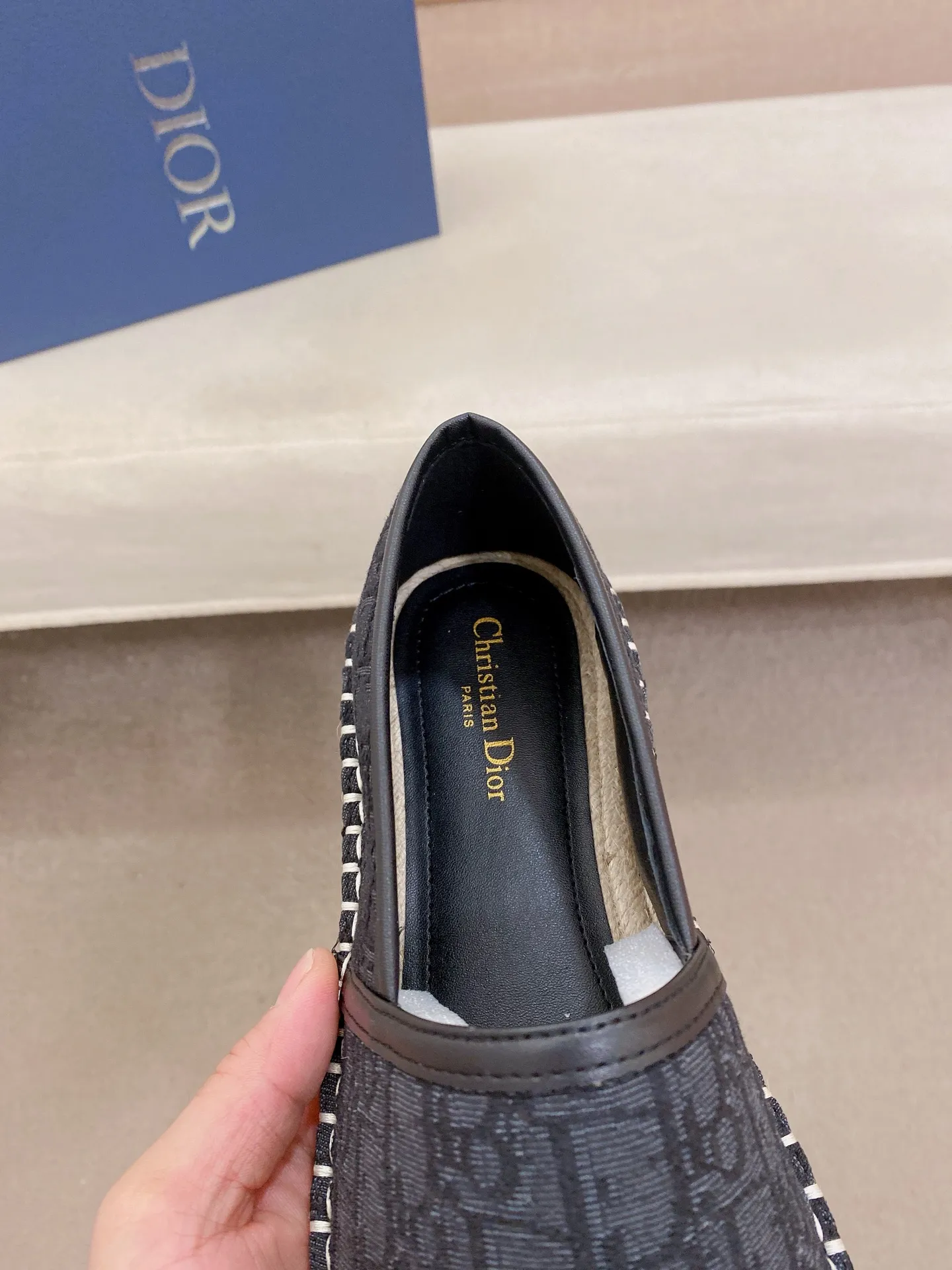 Factory price: 400💰High quality [Dior·Dior] 💫Men's latest slip-on Loaf casual shoes ✔️The original version is available at the counter simultaneously. 1:1 replica🏍️Fabrics: Italian imported fabrics, pure hand-drawn threads, raw rubber breathable and non-slip outsole, lining breathable and comfortable lambskin, 100% comfortable density, original rubber outsole wear-resistant ✔️Code number: 38-44, you deserve it, (Note: 37, 45, 46 can be customized, non-refundable and non-exchangeable)